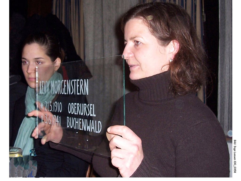 Juliane Nikolai (l.) and Christine J. Niederndörfer (r.) present the model to the working group „Never Again: 1933“ in February 2006. Photo: Inge Laeuen Juliane NIKOLAI et Christine J. NIEDERNDORFER